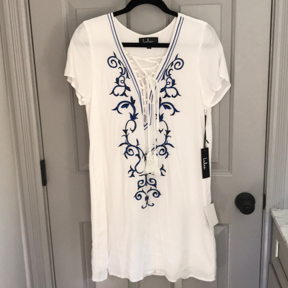 NWT Lulus white shift dress.
